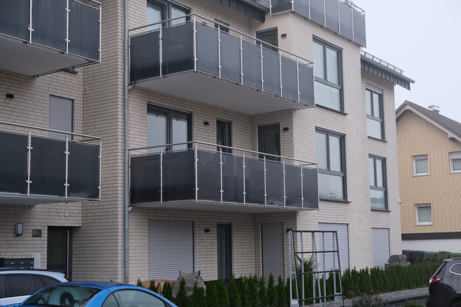 Balkongeländer mit Edelstahlpfosten und Glasfüllungen